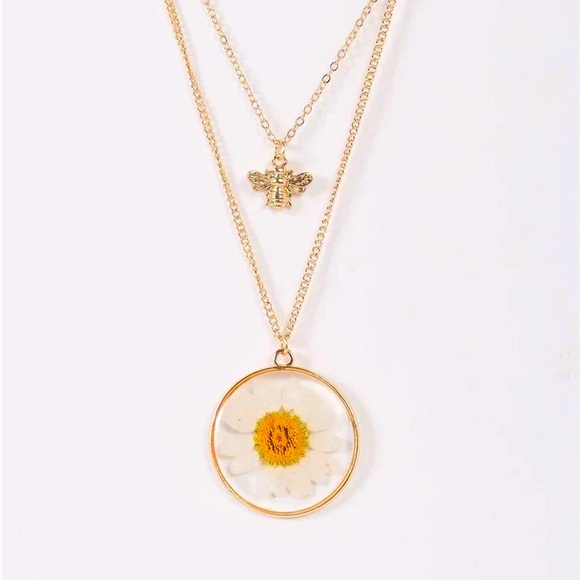 SOLD OUT✨NWT Pressed Daisy 🌼 & Bumblebee Pendant on Gold Chain Necklacee - Picture 1 of 2